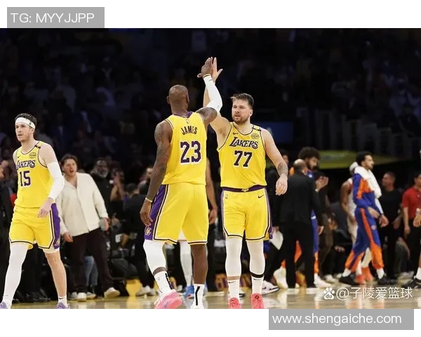 湖人队与勇士队精彩对决回放分析及赛后点评